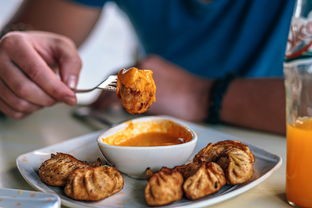 详细介绍美味佳肴脆皮藕丸子的做法，包含采购食材、准备步骤及烹饪技巧，实现餐桌上的别致佳肴